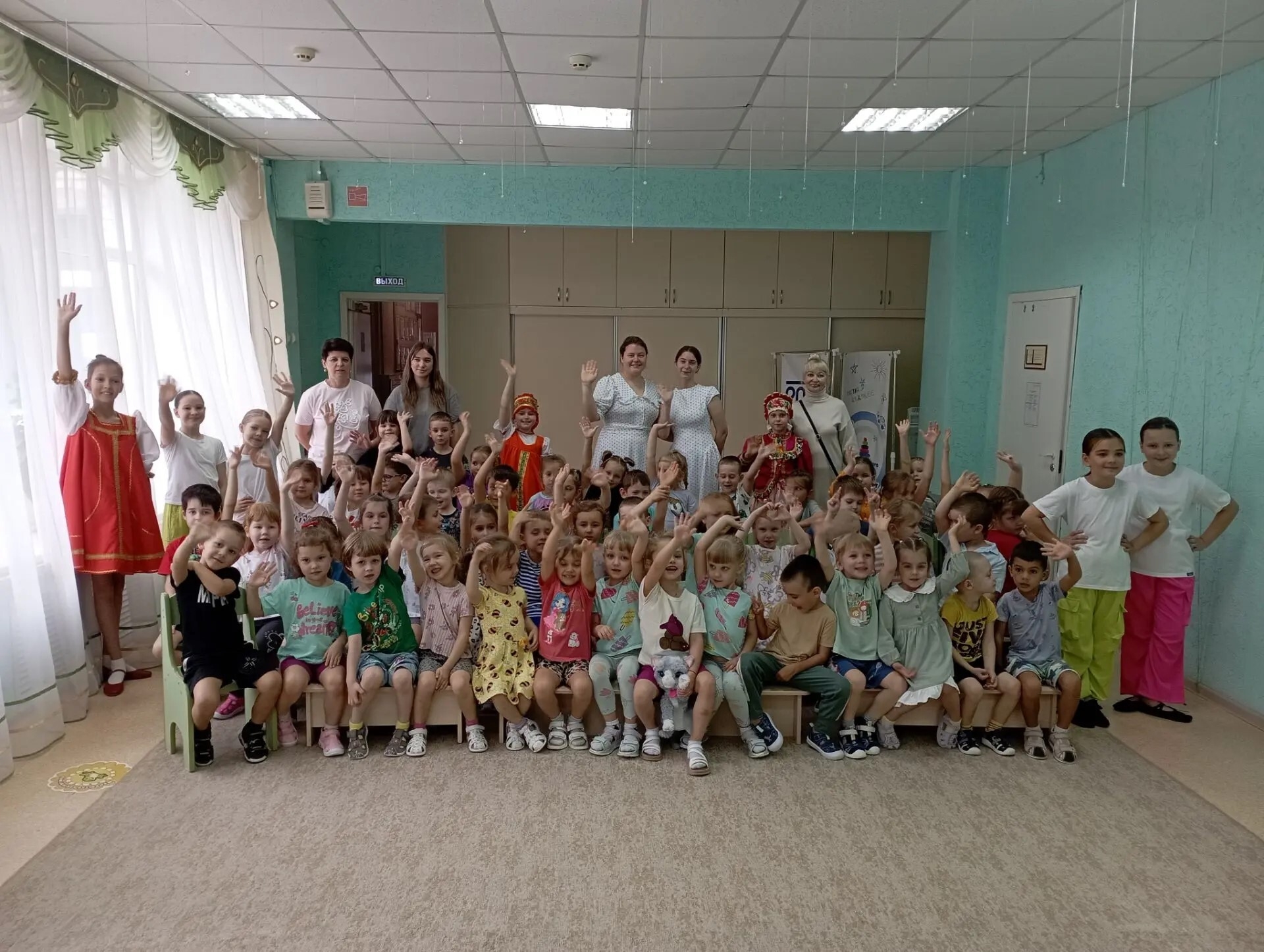 В последний день сентября наши педагоги вместе с учениками отправились с мини-концертом в гости к дошколятам